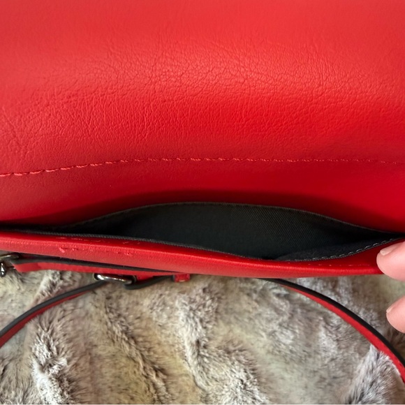 NWOT Simply Vera Wang Red Vegan Leather Crossbody Purse Foldover Chain Strap - Picture 9 of 16